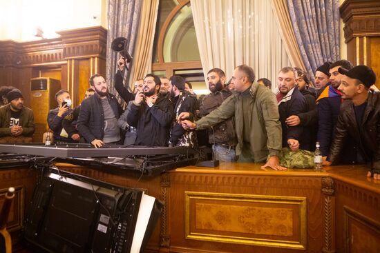 Ситуация у здания правительства Армении в Ереване