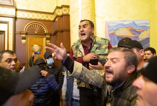 Ситуация у здания правительства Армении в Ереване