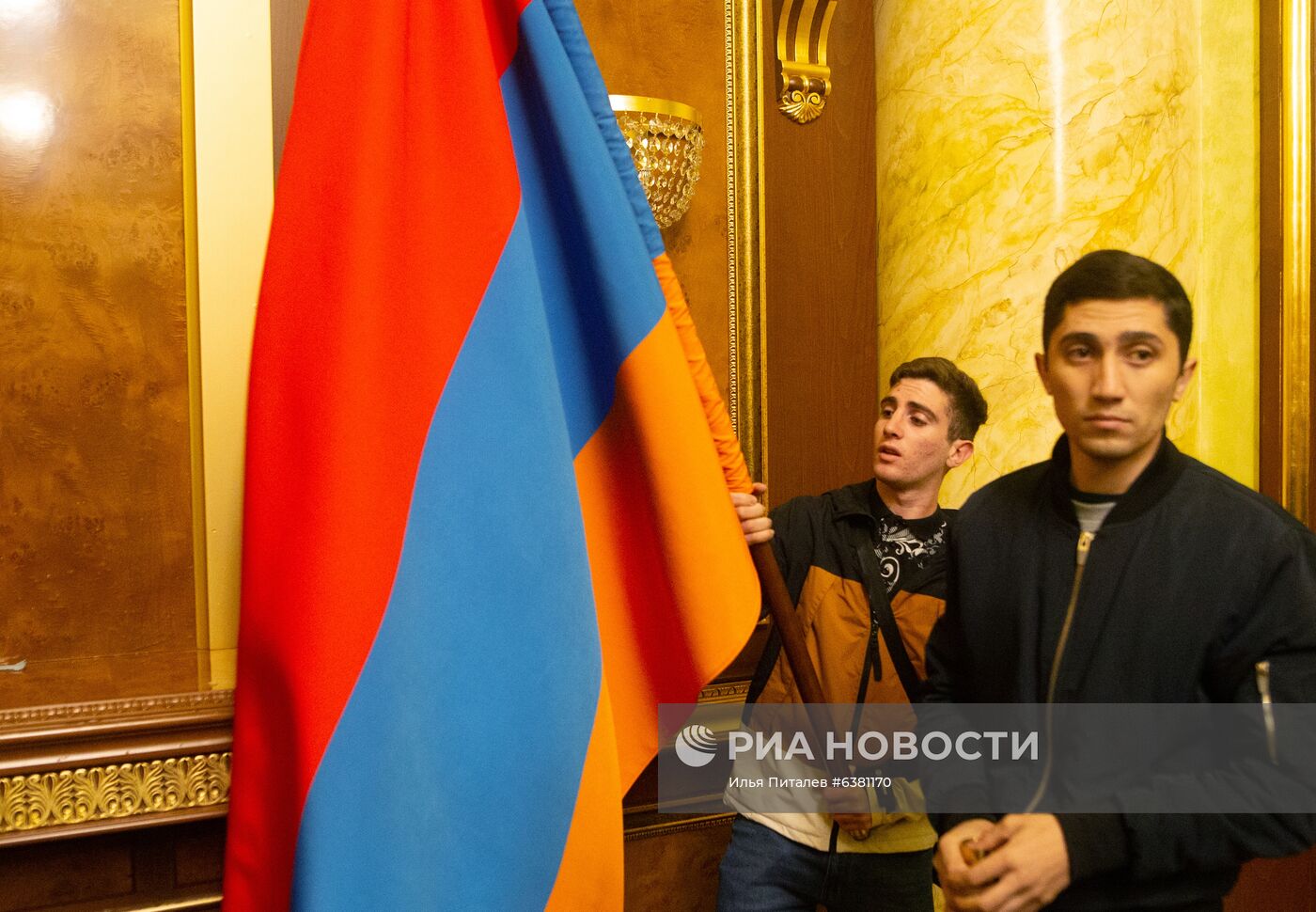 Ситуация у здания правительства Армении в Ереване