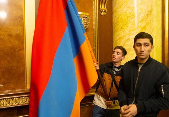 Ситуация у здания правительства Армении в Ереване