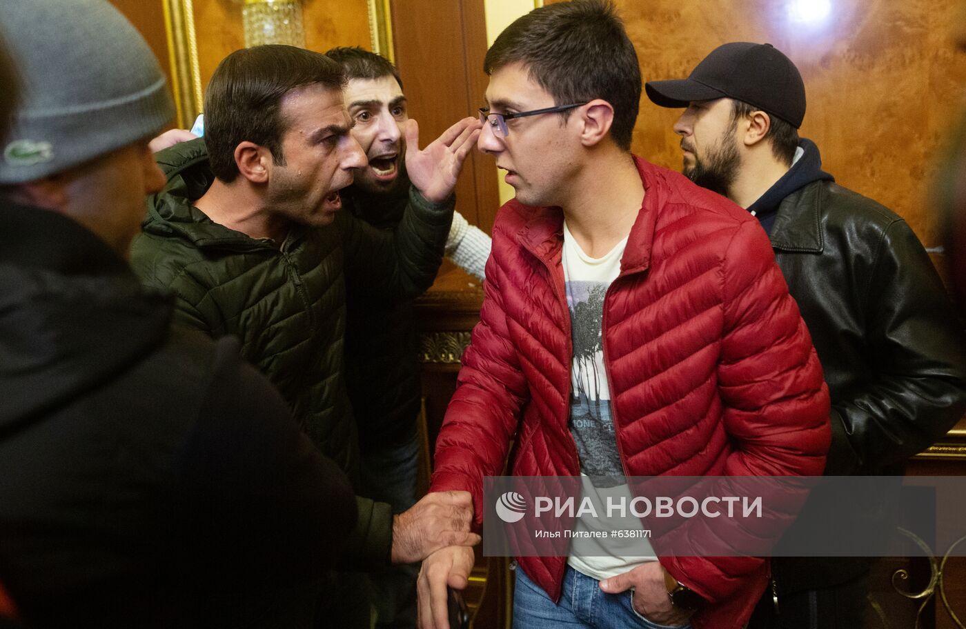 Ситуация у здания правительства Армении в Ереване