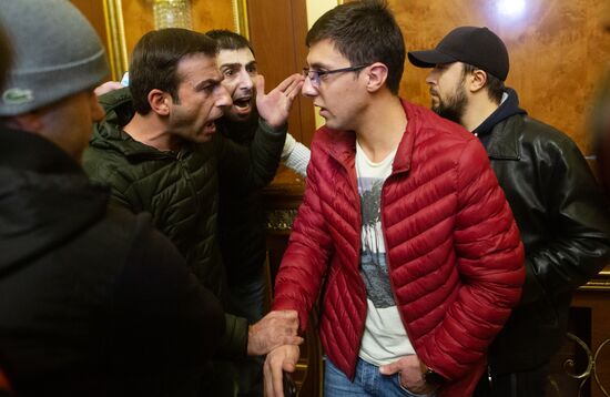 Ситуация у здания правительства Армении в Ереване