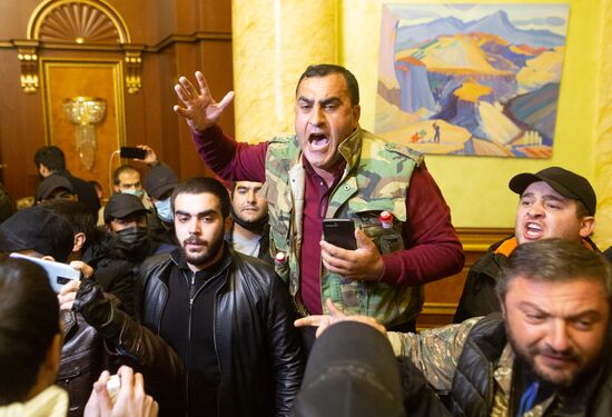 Ситуация у здания правительства Армении в Ереване