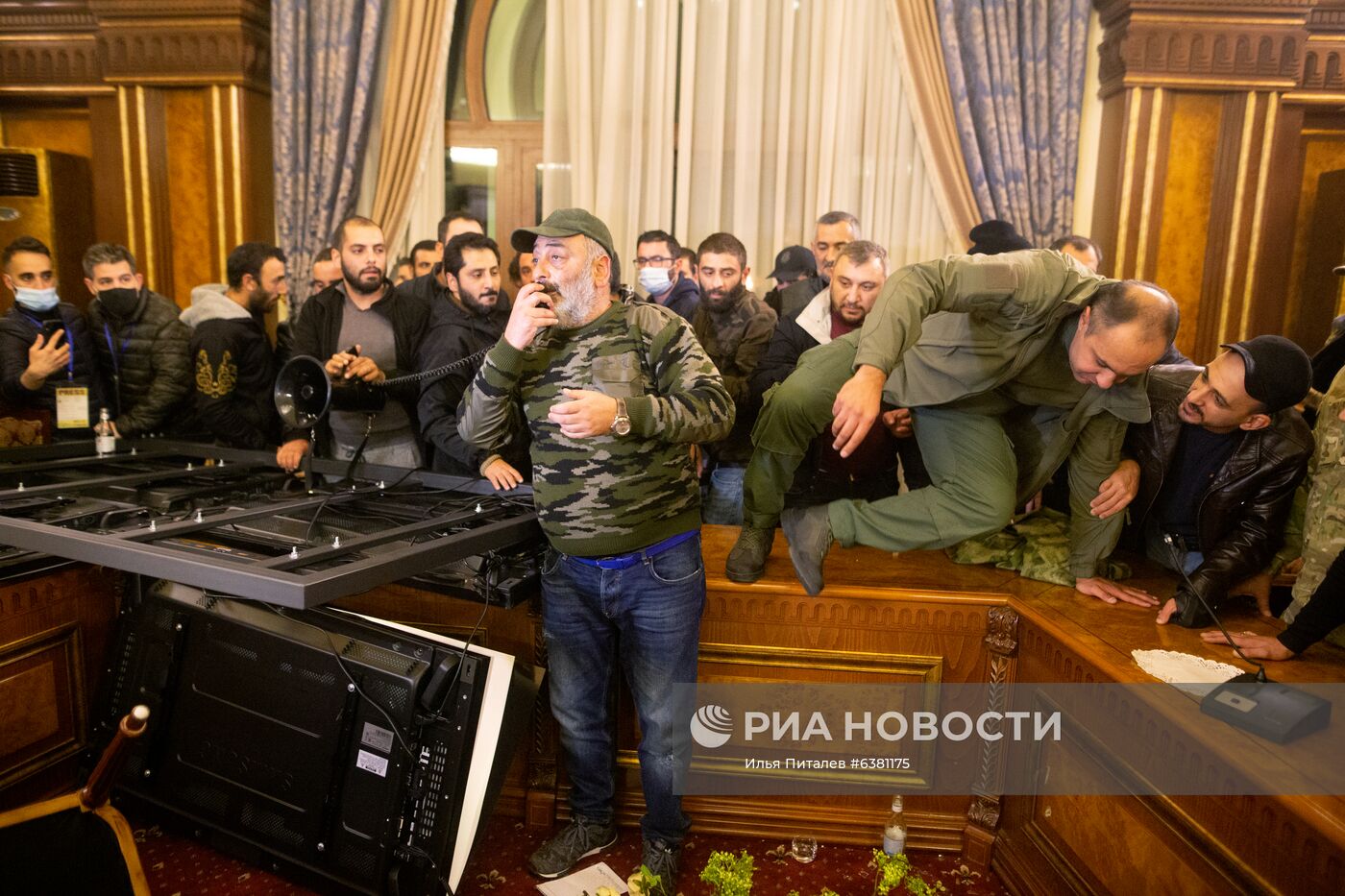 Ситуация у здания правительства Армении в Ереване