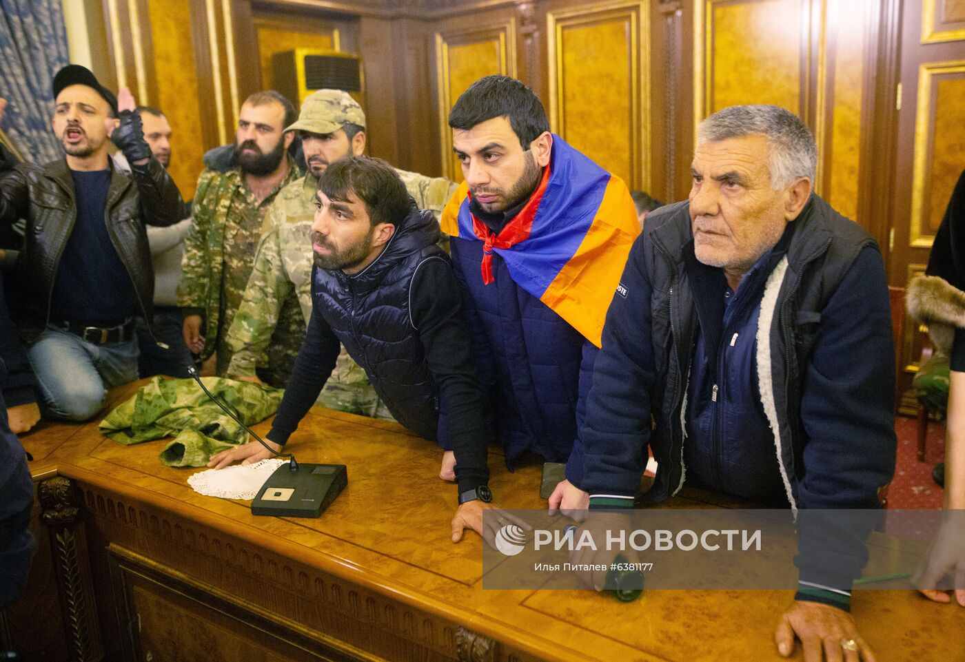 Ситуация у здания правительства Армении в Ереване