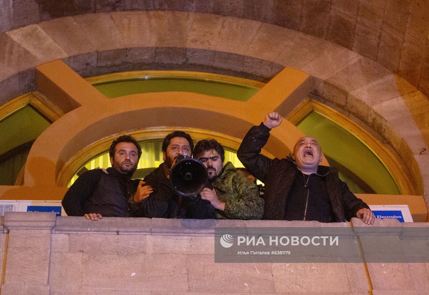 Ситуация у здания правительства Армении в Ереване