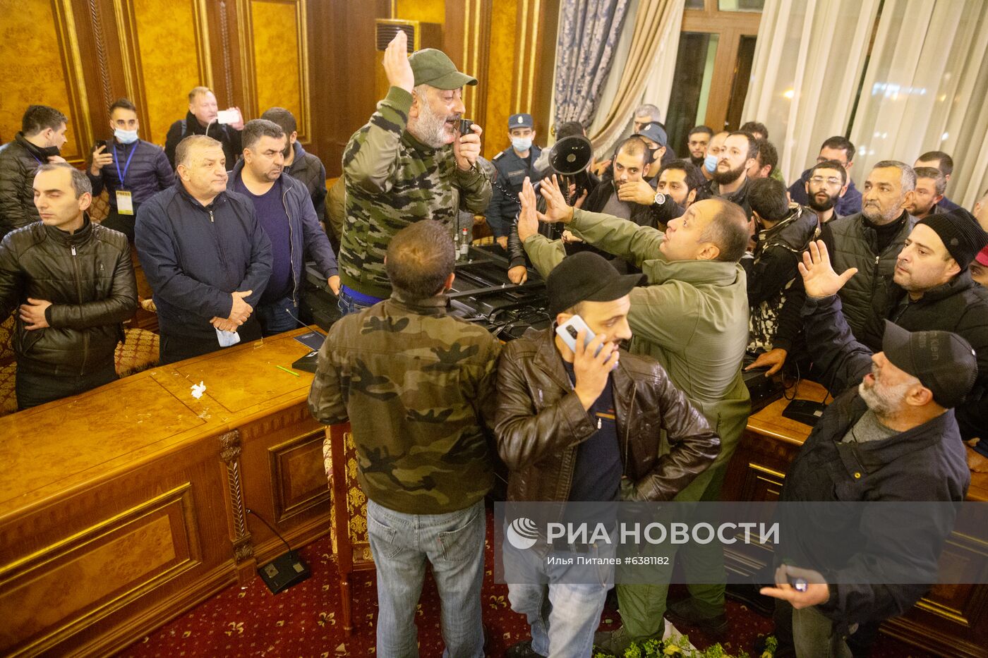 Ситуация у здания правительства Армении в Ереване