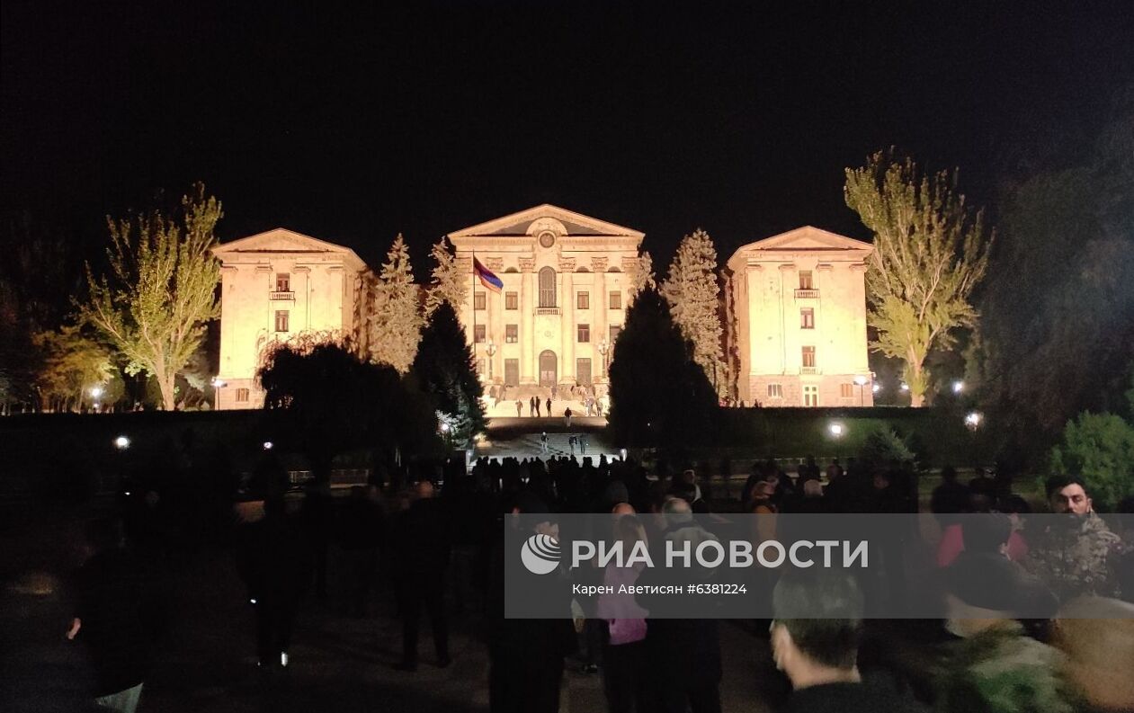 Ситуация у здания правительства Армении в Ереване