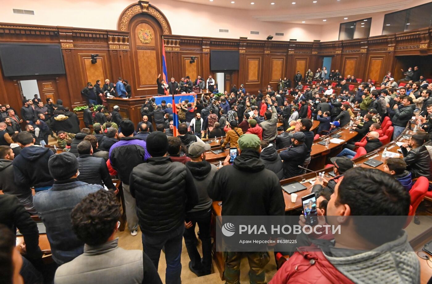 Ситуация у здания правительства Армении в Ереване