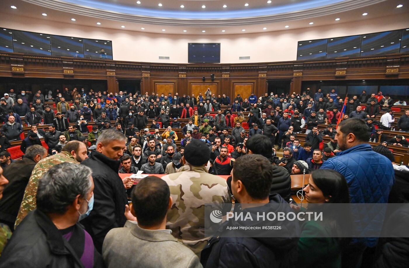 Ситуация у здания правительства Армении в Ереване