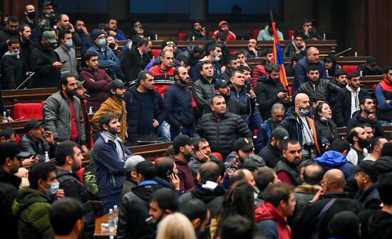 Ситуация у здания правительства Армении в Ереване