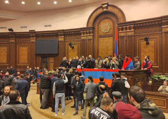 Ситуация у здания правительства Армении в Ереване