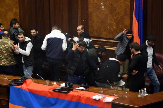 Ситуация у здания правительства Армении в Ереване