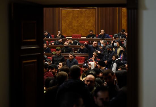 Ситуация у здания правительства Армении в Ереване