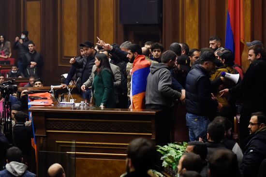 Ситуация у здания правительства Армении в Ереване