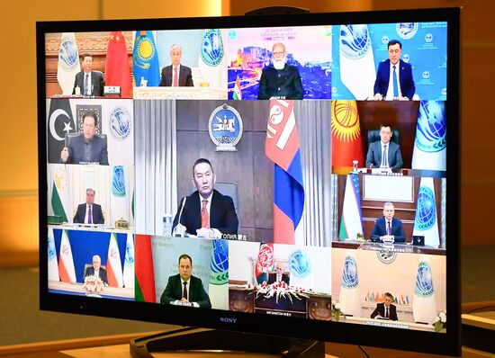 Президент РФ В. Путин провел заседание Совета глав государств - членов ШОС