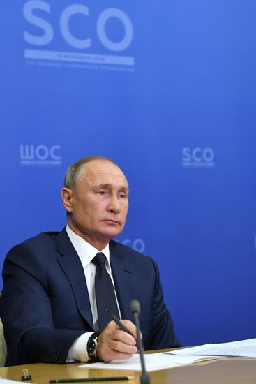 Президент РФ В. Путин провел заседание Совета глав государств - членов ШОС