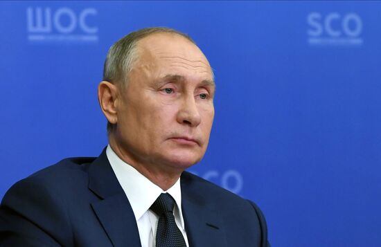 Президент РФ В. Путин провел заседание Совета глав государств - членов ШОС