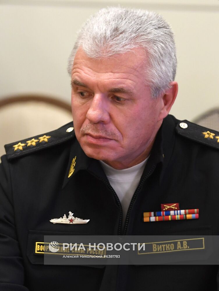 Президент РФ В. Путин провел совещание с руководством Минобороны РФ и предприятий ОПК.