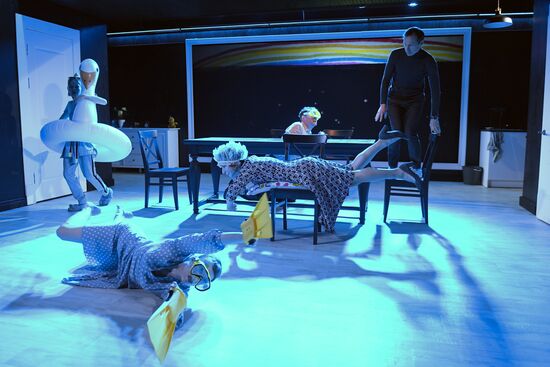 Спектакль "Обычный конец света" в театре имени А. С. Пушкина