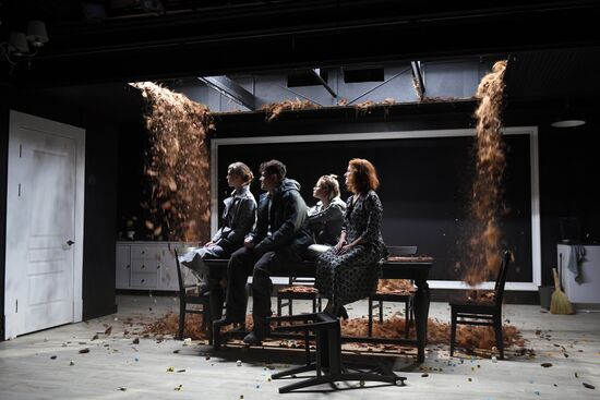 Спектакль "Обычный конец света" в театре имени А. С. Пушкина