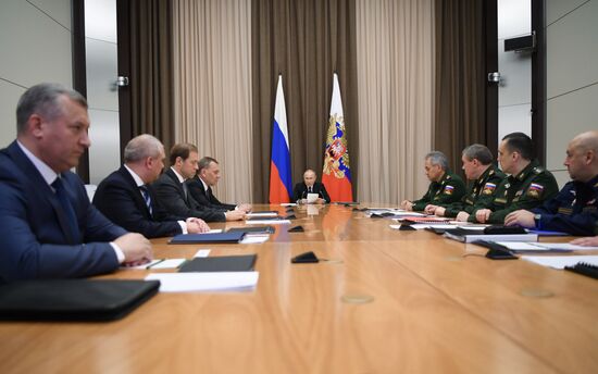 Президент РФ В. Путин провел совещание по ОПК