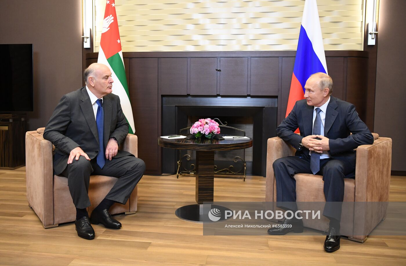 Президент РФ В. Путин встретился с президентом Абхазии Асланом Бжанией