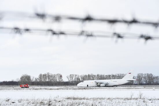 В Новосибирске из-за проблем с двигателем вынужденно сел Ан-124