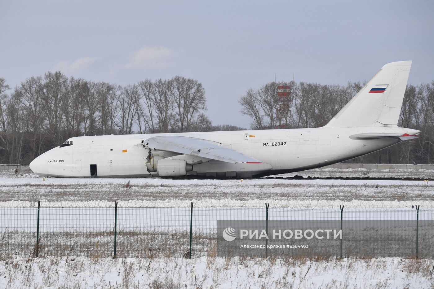 В Новосибирске из-за проблем с двигателем вынужденно сел Ан-124