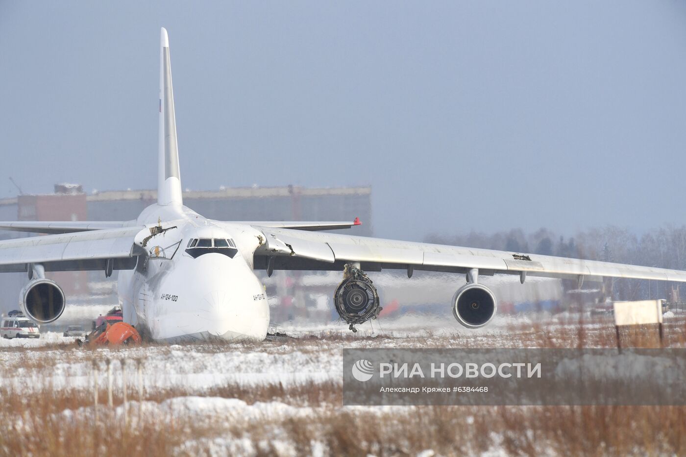 В Новосибирске из-за проблем с двигателем вынужденно сел Ан-124