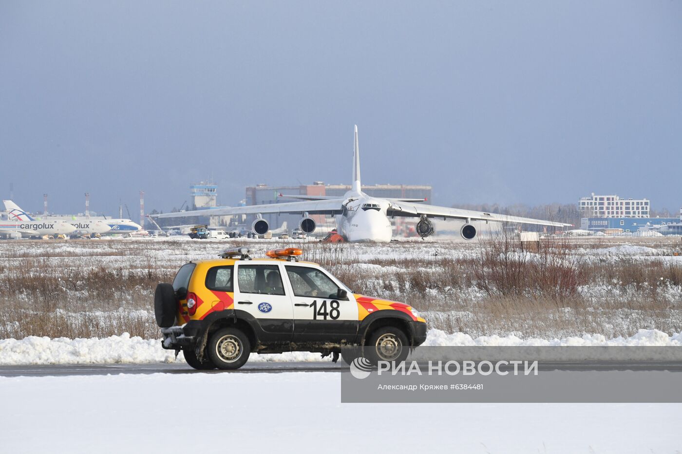 В Новосибирске из-за проблем с двигателем вынужденно сел Ан-124