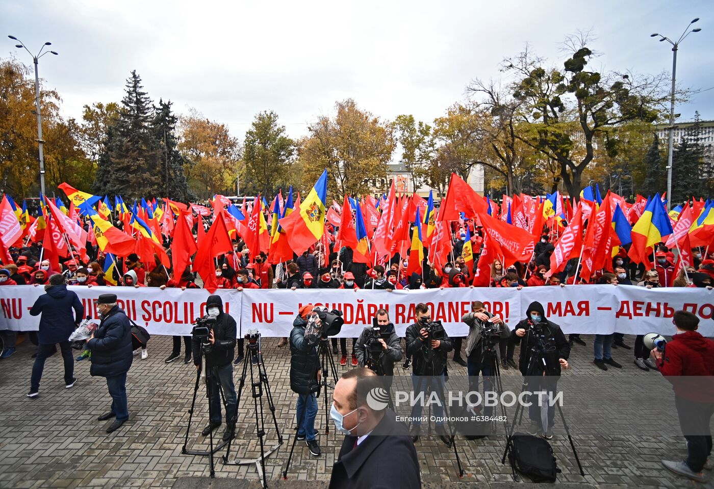 Митинг в поддержку действующего президента Молдавии И. Додона