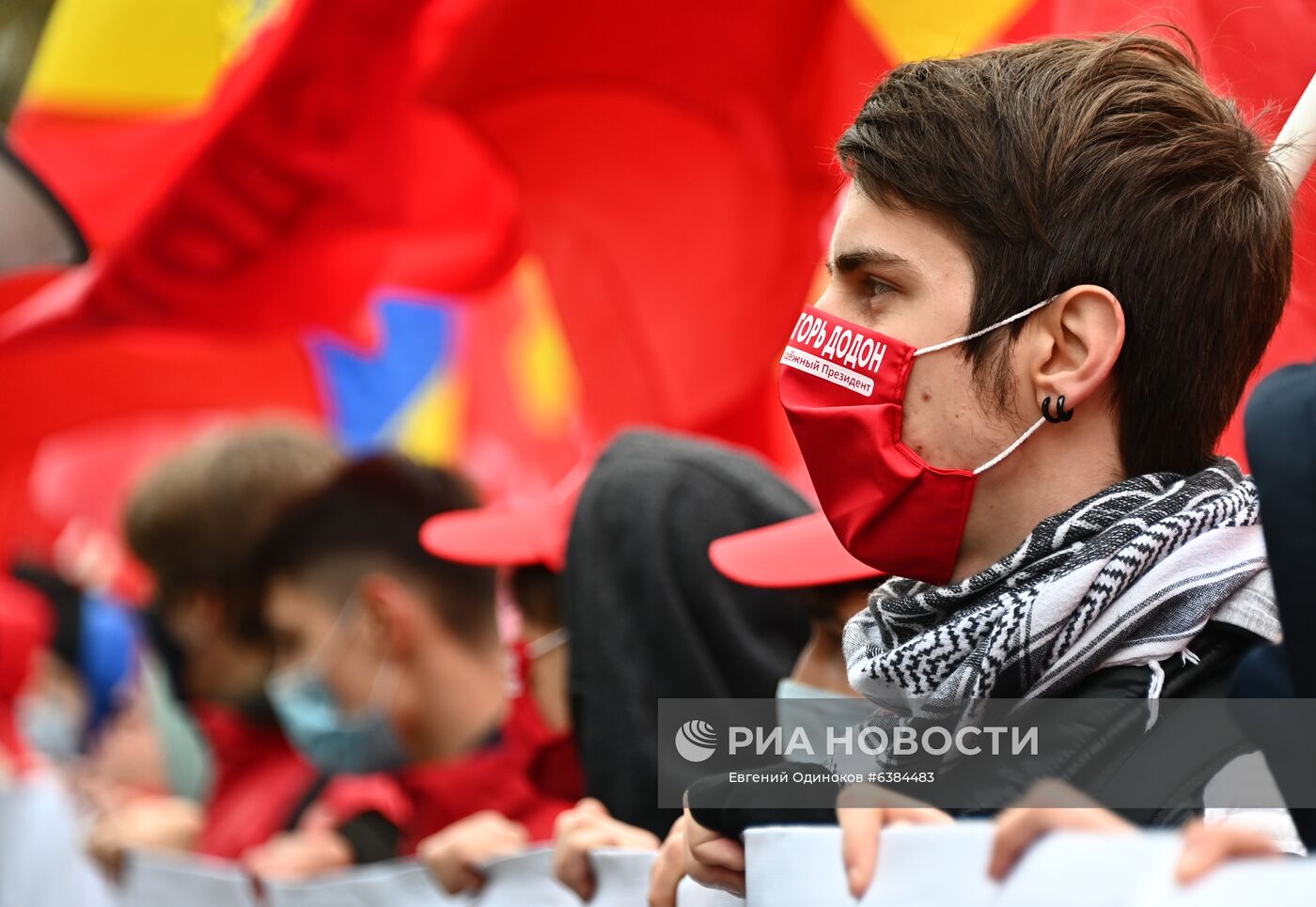 Митинг в поддержку действующего президента Молдавии И. Додона