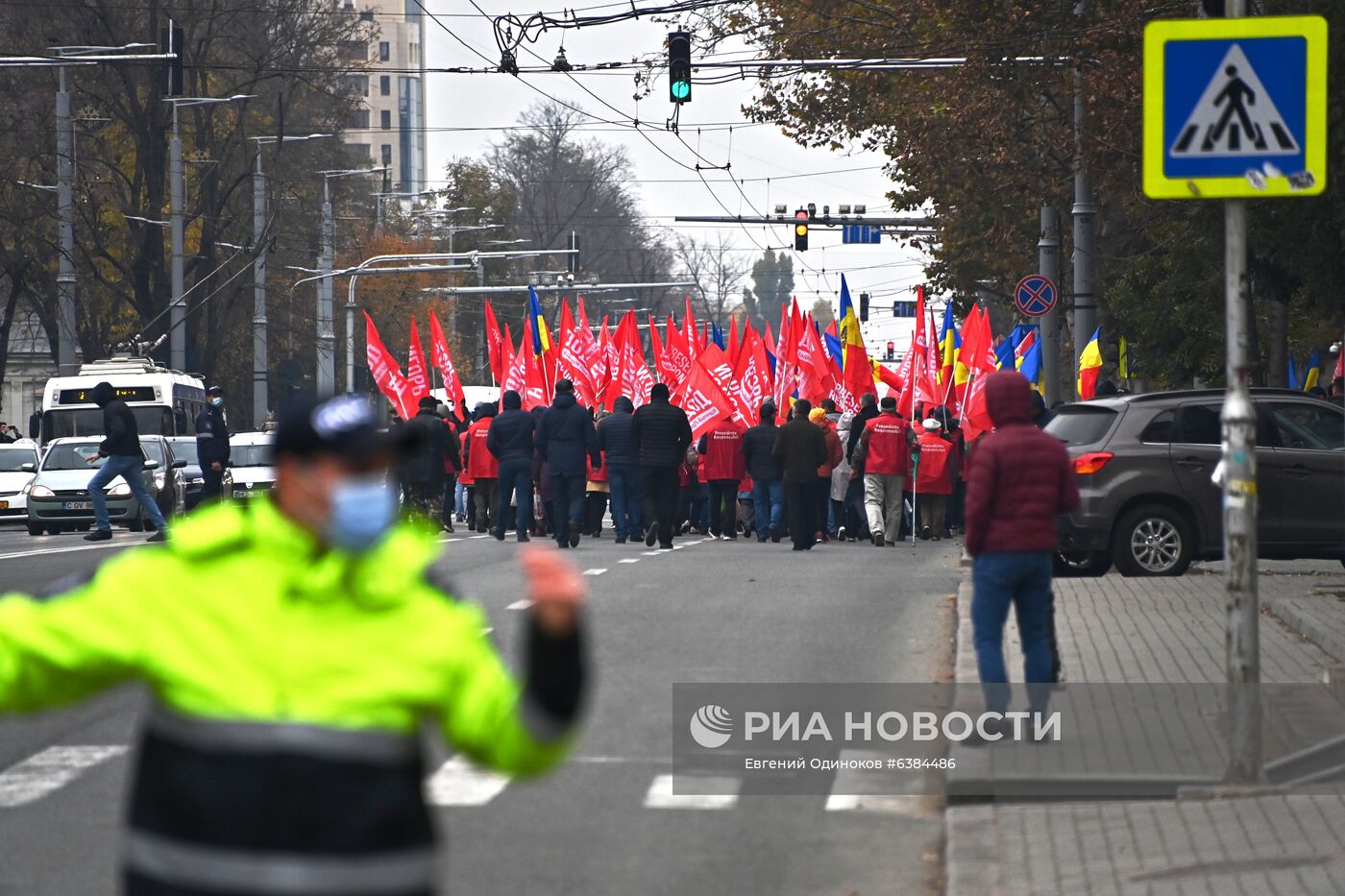 Митинг в поддержку действующего президента Молдавии И. Додона