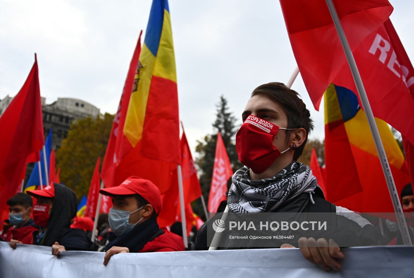 Митинг в поддержку действующего президента Молдавии И. Додона