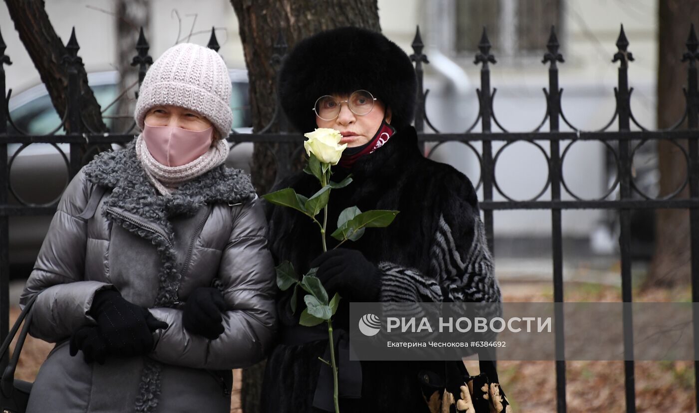 Открытие мемориальной доски В. Этушу