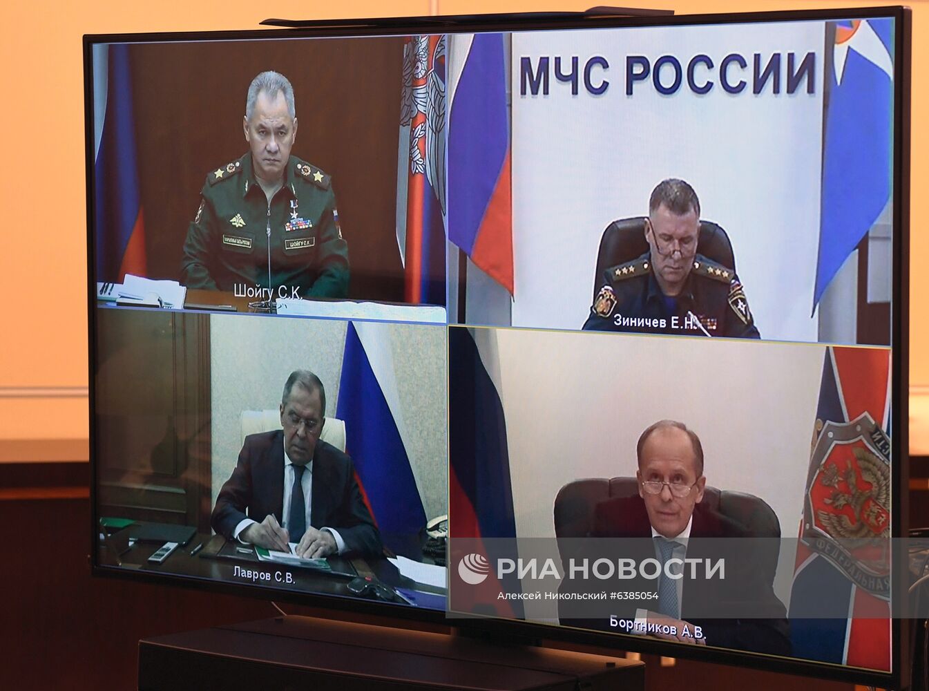 Президент РФ В. Путин провел совещание по вопросу "О гуманитарной миссии в Нагорном Карабахе"