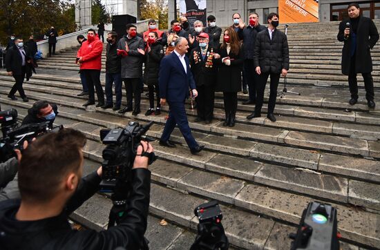 Митинг в поддержку действующего президента Молдавии И. Додона