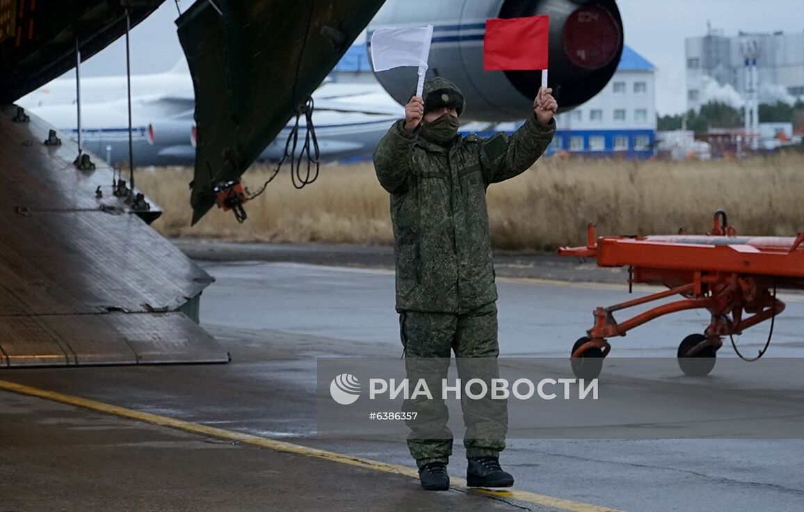 Доставка бронетехники и личного состава российских миротворцев в Армению самолетами Ан-124 "Руслан" 