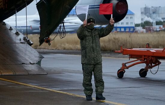 Доставка бронетехники и личного состава российских миротворцев в Армению самолетами Ан-124 "Руслан" 