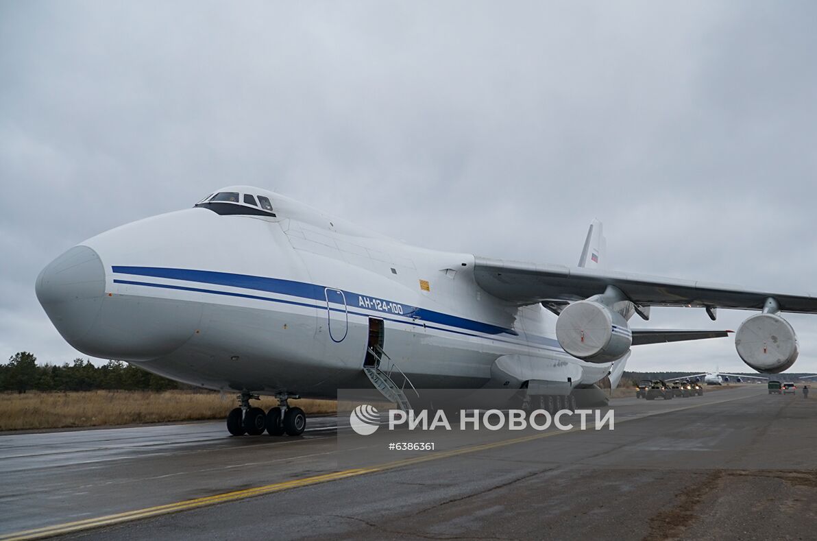 Доставка бронетехники и личного состава российских миротворцев в Армению самолетами Ан-124 "Руслан" 