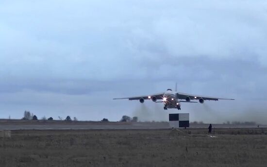 Доставка бронетехники и личного состава российских миротворцев в Армению самолетами Ан-124 "Руслан"