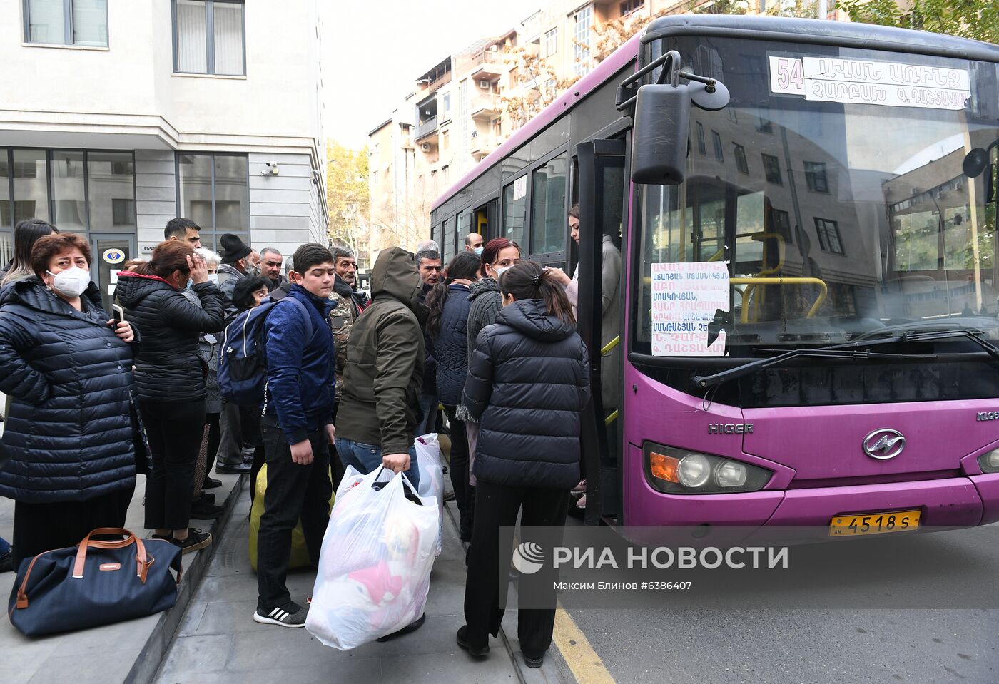 Отправка беженцев из Карабаха домой в Степанакерт