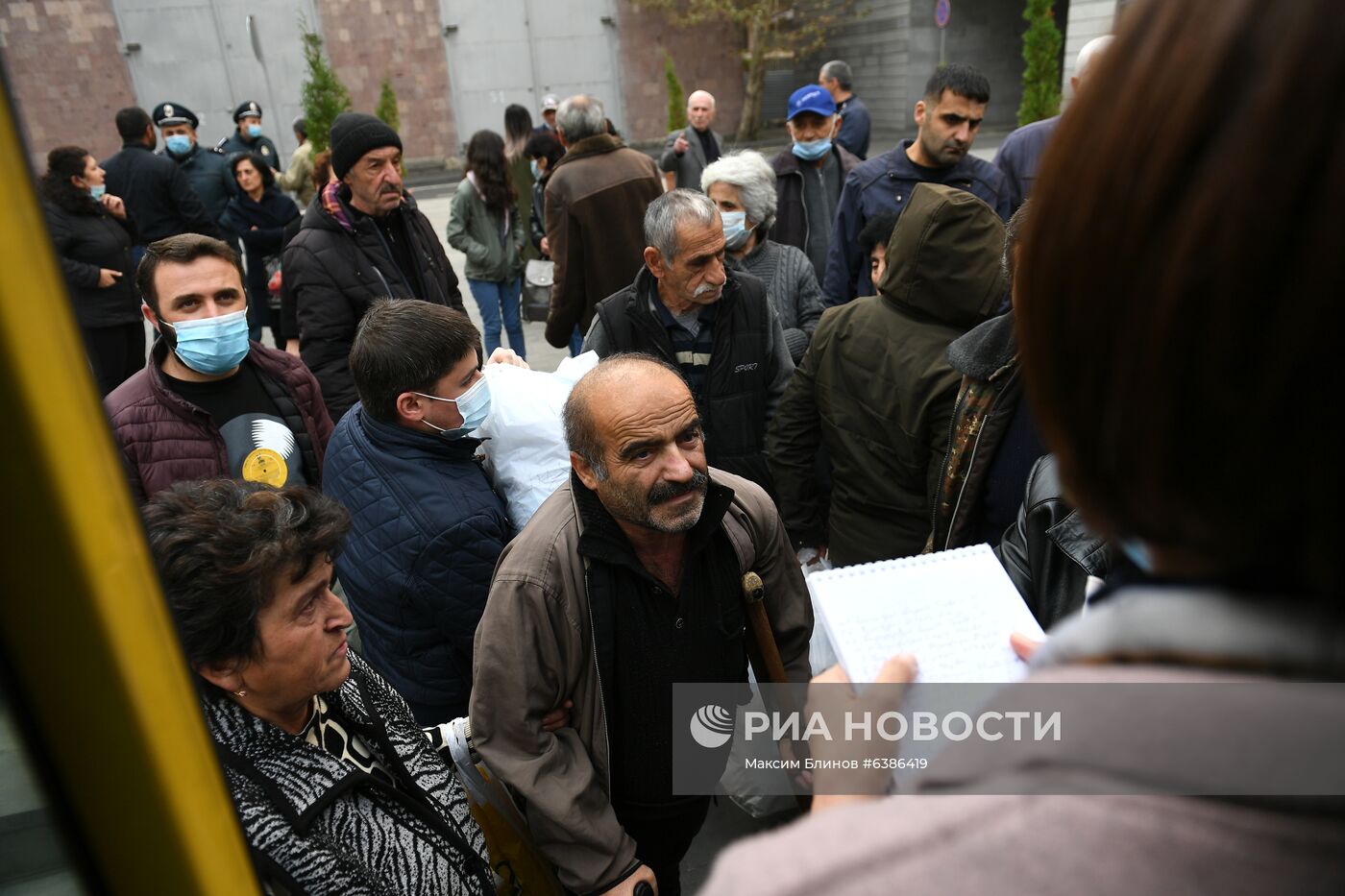 Отправка беженцев из Карабаха домой в Степанакерт