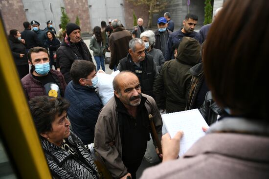 Отправка беженцев из Карабаха домой в Степанакерт