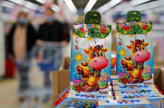 Предновогодняя торговля в ТЦ "Метро"