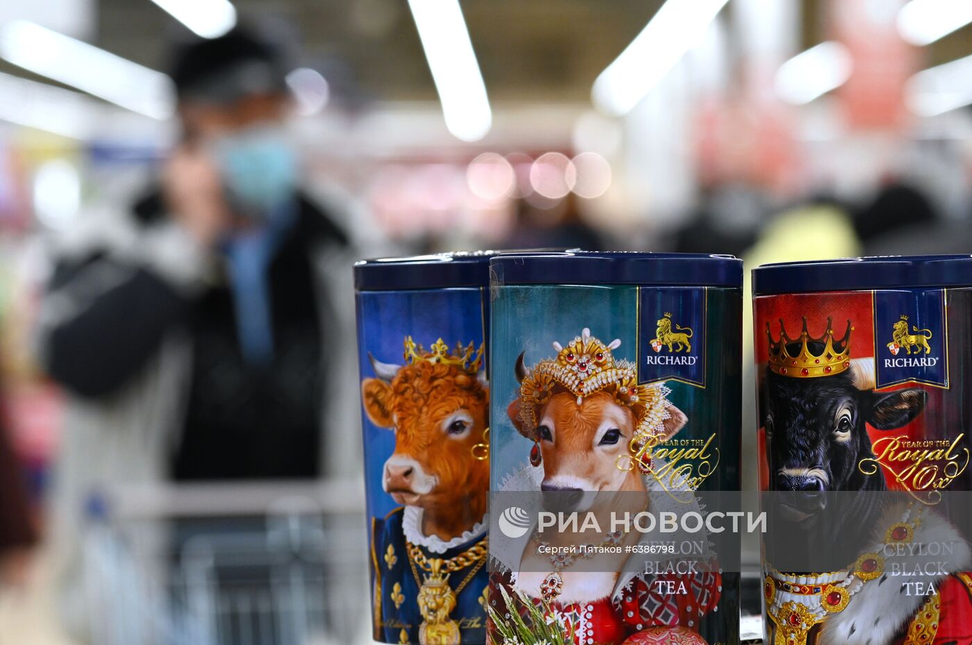 Предновогодняя торговля в ТЦ "Метро"