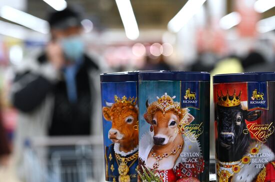 Предновогодняя торговля в ТЦ "Метро"