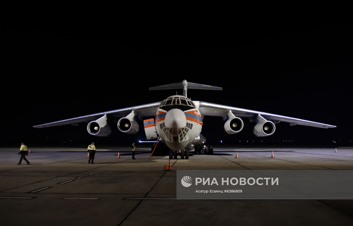 Спецборт авиации МЧС России прибыл в Армению