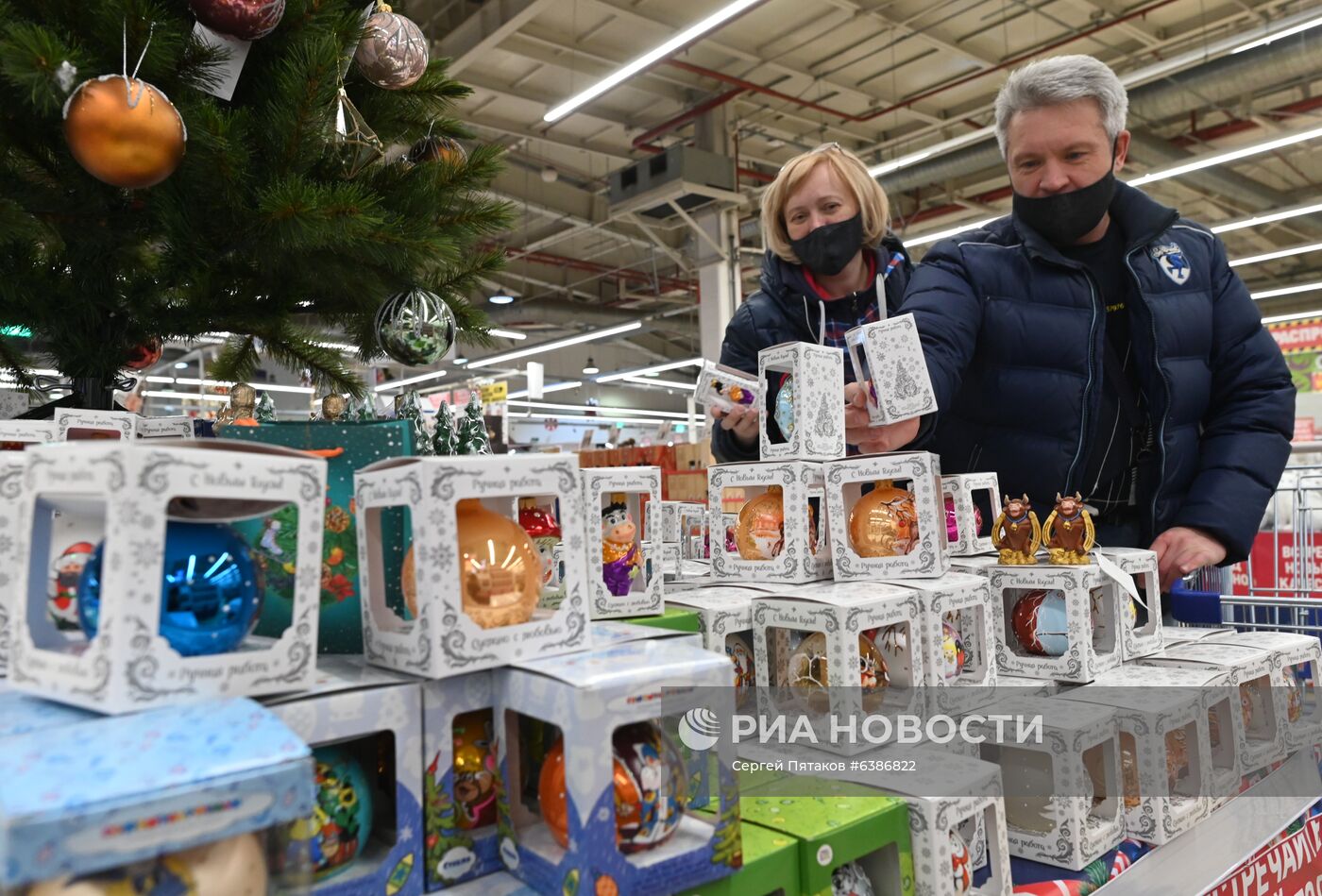 Предновогодняя торговля в ТЦ "Метро"